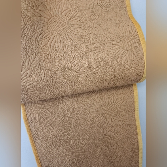 Tommy Bahama Yellow Velour Sunflower Table Runner Summer/Fall - Picture 5 of 6